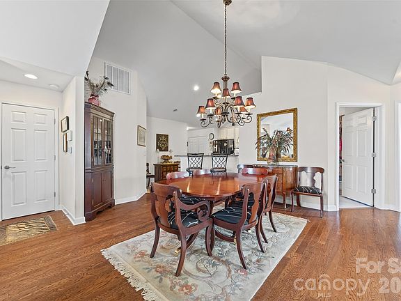 5th image of 104 Lone Oak Cir