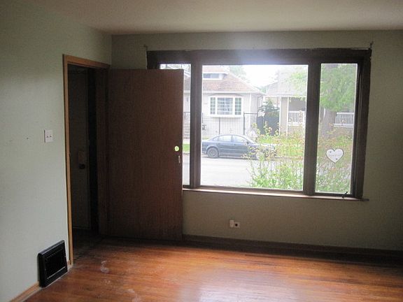 2nd image of 4921 W Wrightwood Ave