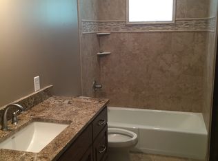 1102 Sunset Ave, Pella, IA 50219