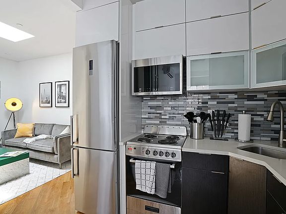 4th image of 380 S 3rd St APT 4