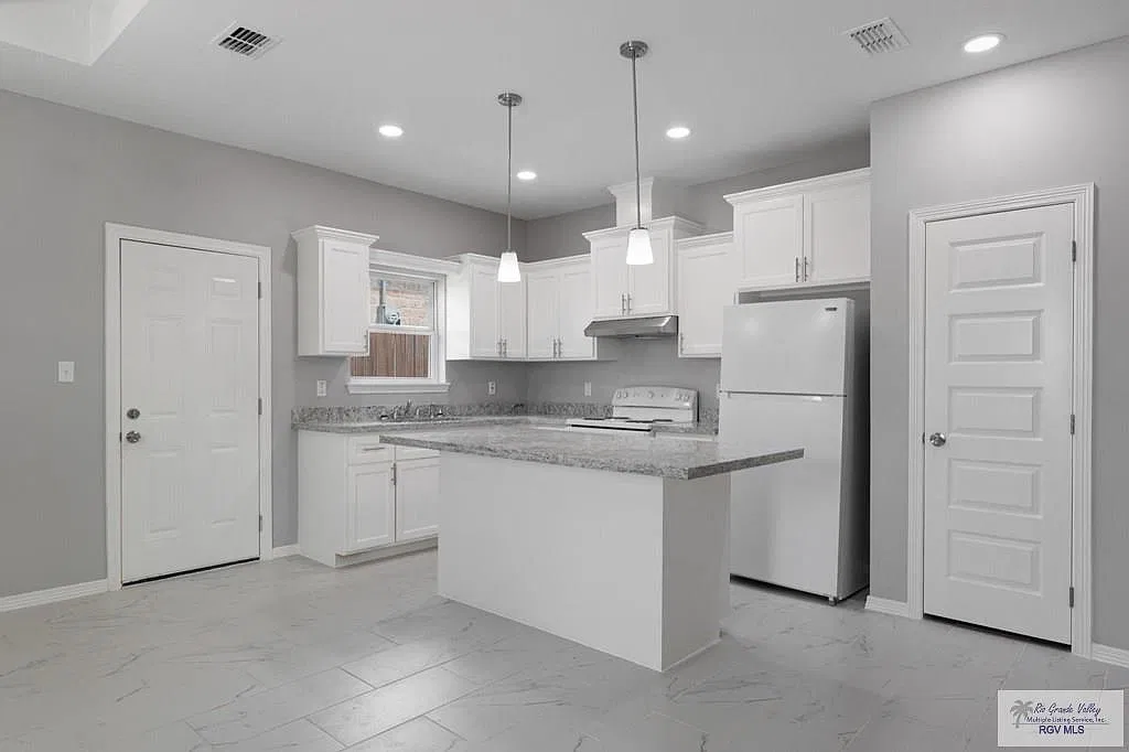 3 bed, 2.0 bath, 1200 sqft, $1,300 — Photo 3