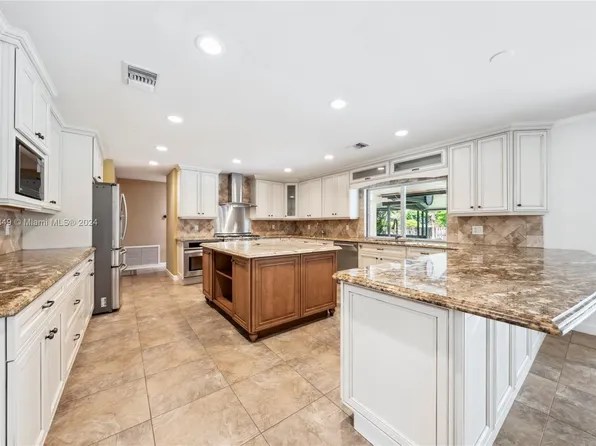 11601 Tara Dr, Plantation, FL 33325