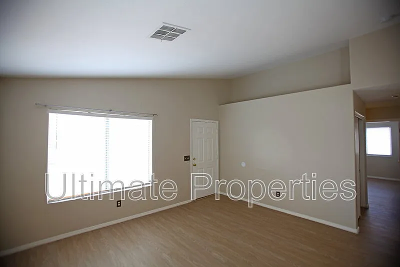 3 bed, 2.0 bath, 1320 sqft, $1,895 — Photo 3