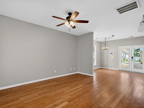 5th image of 216 Trillium Ave