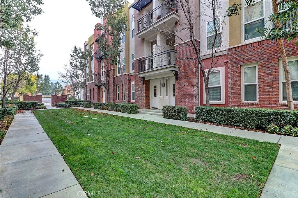 3 bed, 1658 sqft, $3,600 — Photo 2