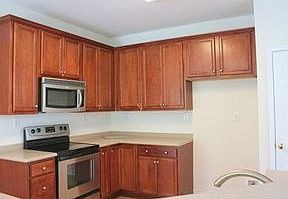 4th image of 809 Queensbury Ln