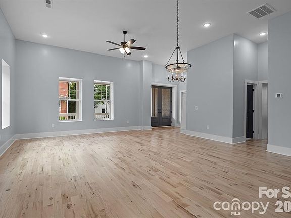 3rd image of 204 W Wade St