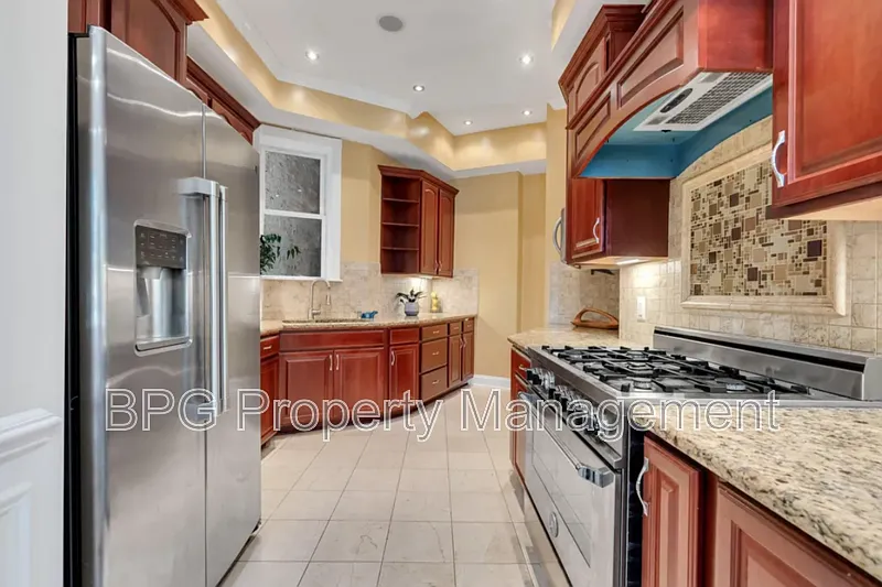 3 bed, 3.5 bath, 1839 sqft, $6,000 — Photo 2