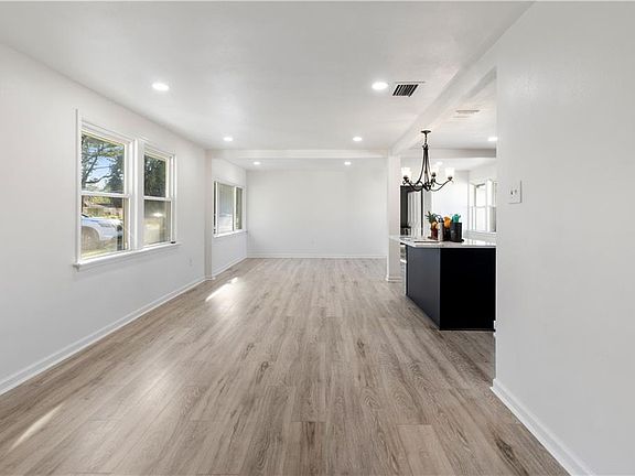 4th image of 212 Fairfax Pl