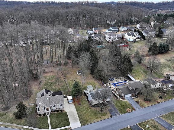 4th image of 515 Randall Cir