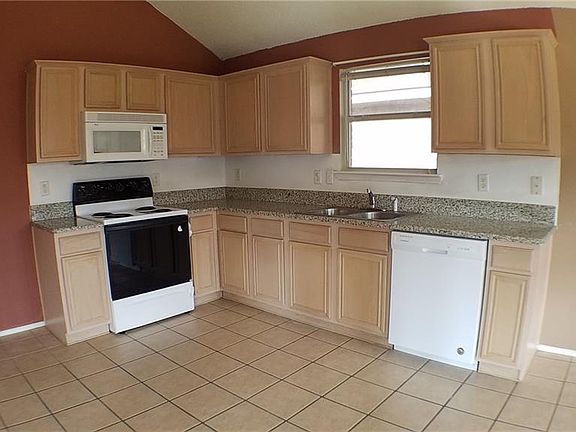 4th image of 321 Dakota Dr