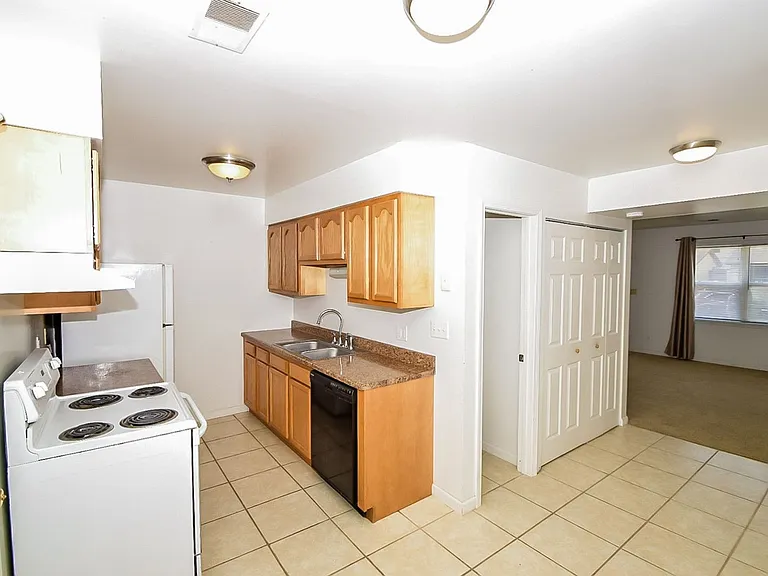 2225 Yorktowne Dr — Photo 7
