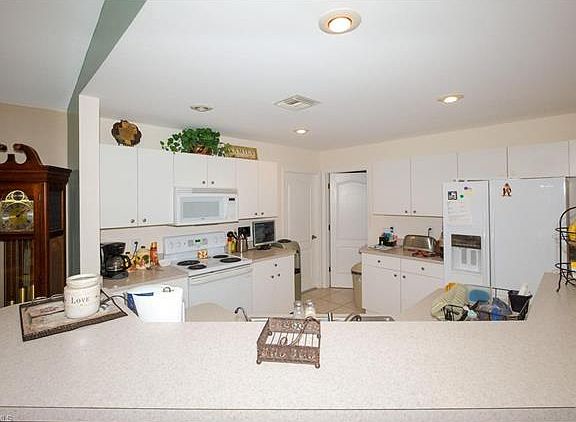 4th image of 530 NE 6th Ter