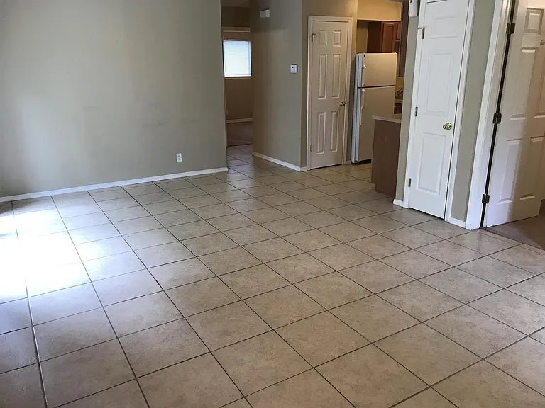 417 Live Oak St — Photo 3