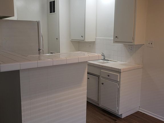 3rd image of 15121 S Budlong Ave #B