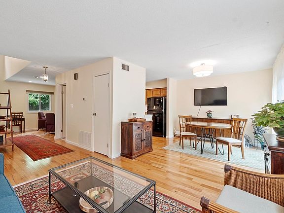 2nd image of 13 Nightingale Ln #13
