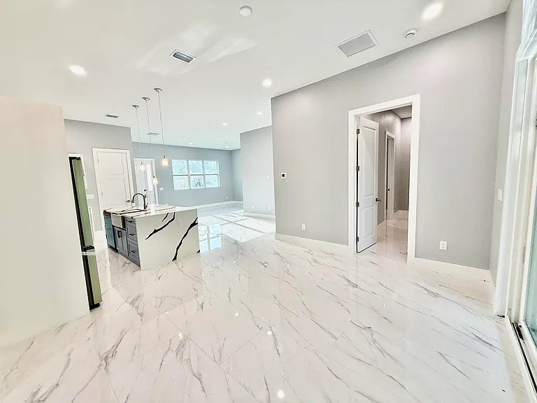 660 NE Moss Rose Pl — Photo 8