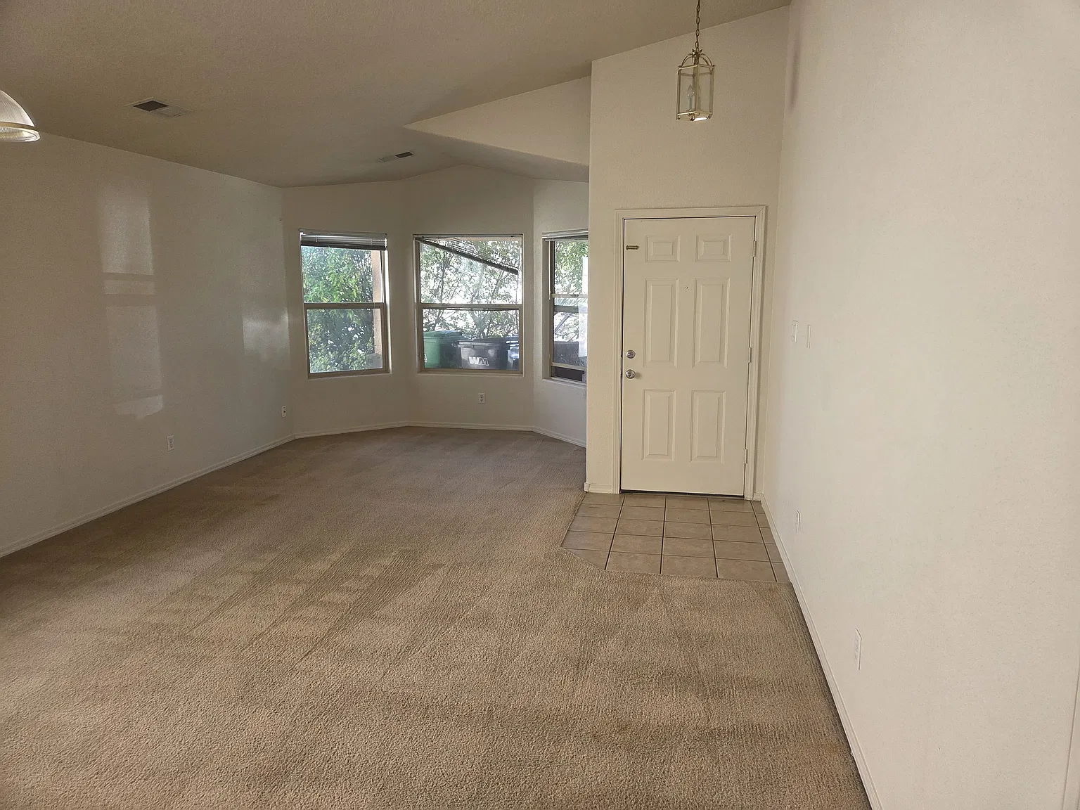 3 bed, 1812 sqft, $2,100 — Photo 2