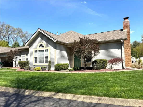 3533-2 Hunters Woods Blvd, New Castle, PA 16105