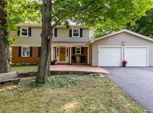6151 Hunters Dr, Farmington, NY 14425