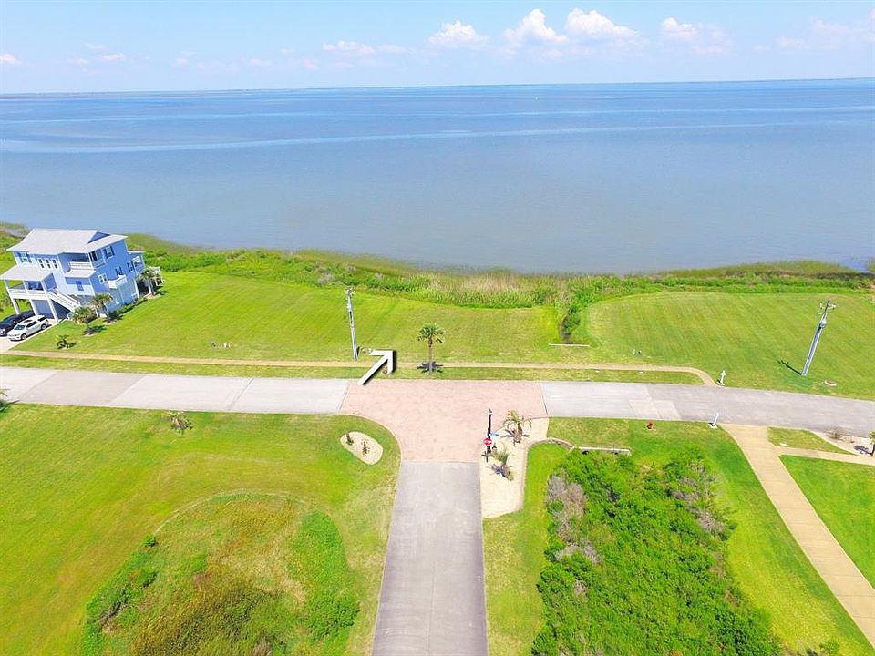 Lot is on the bay!