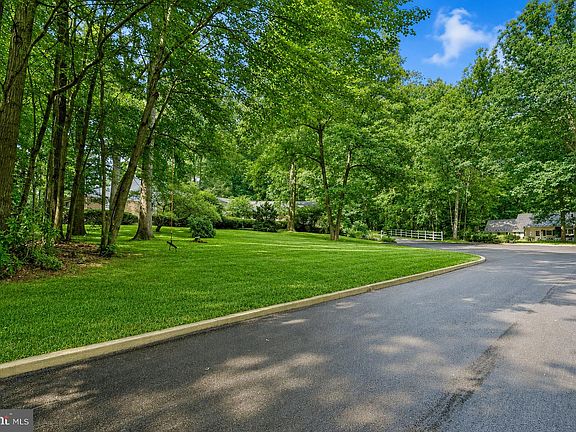 4th image of 1350 Greenwood Cir