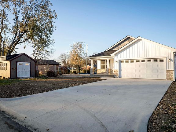 3rd image of 2 Crestwood Dr
