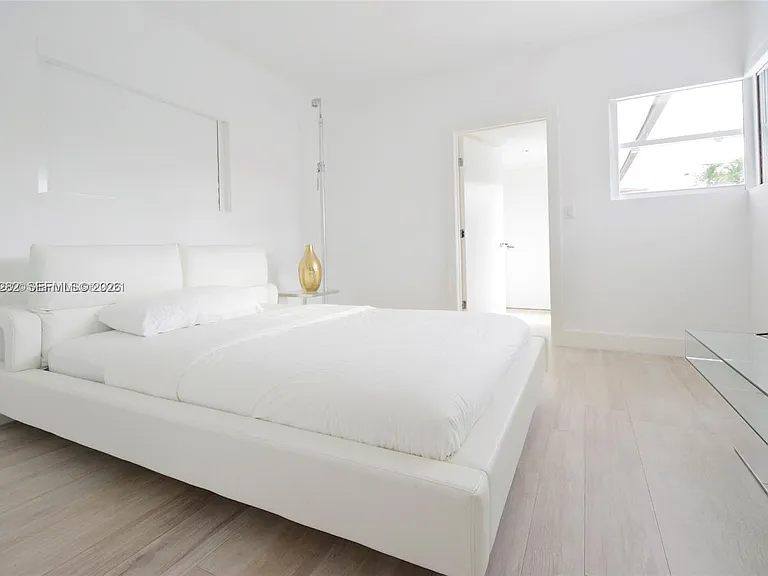 880 N Venetian Dr — Photo 12