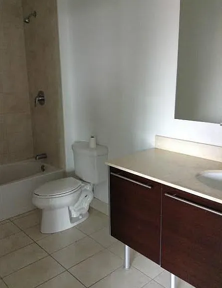 1900 N Bayshore Dr #18 — Photo 2