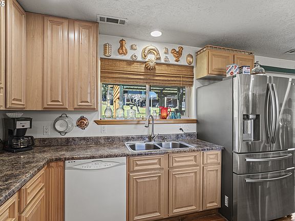 5th image of 889 H Ave