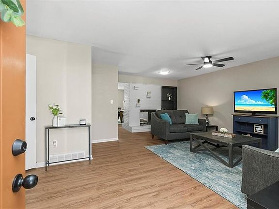 4th image of 301 Brookside Dr