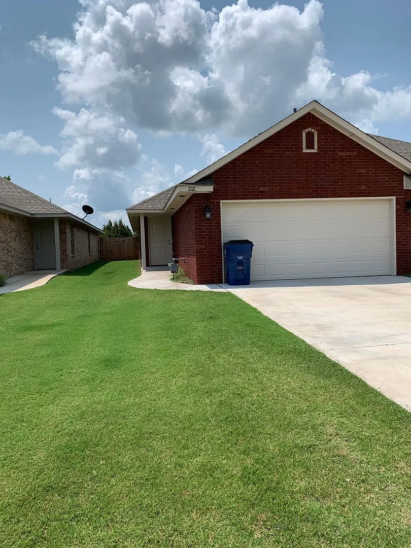 3 bedroom, 2 bathroom, 2 car garage — Photo 1