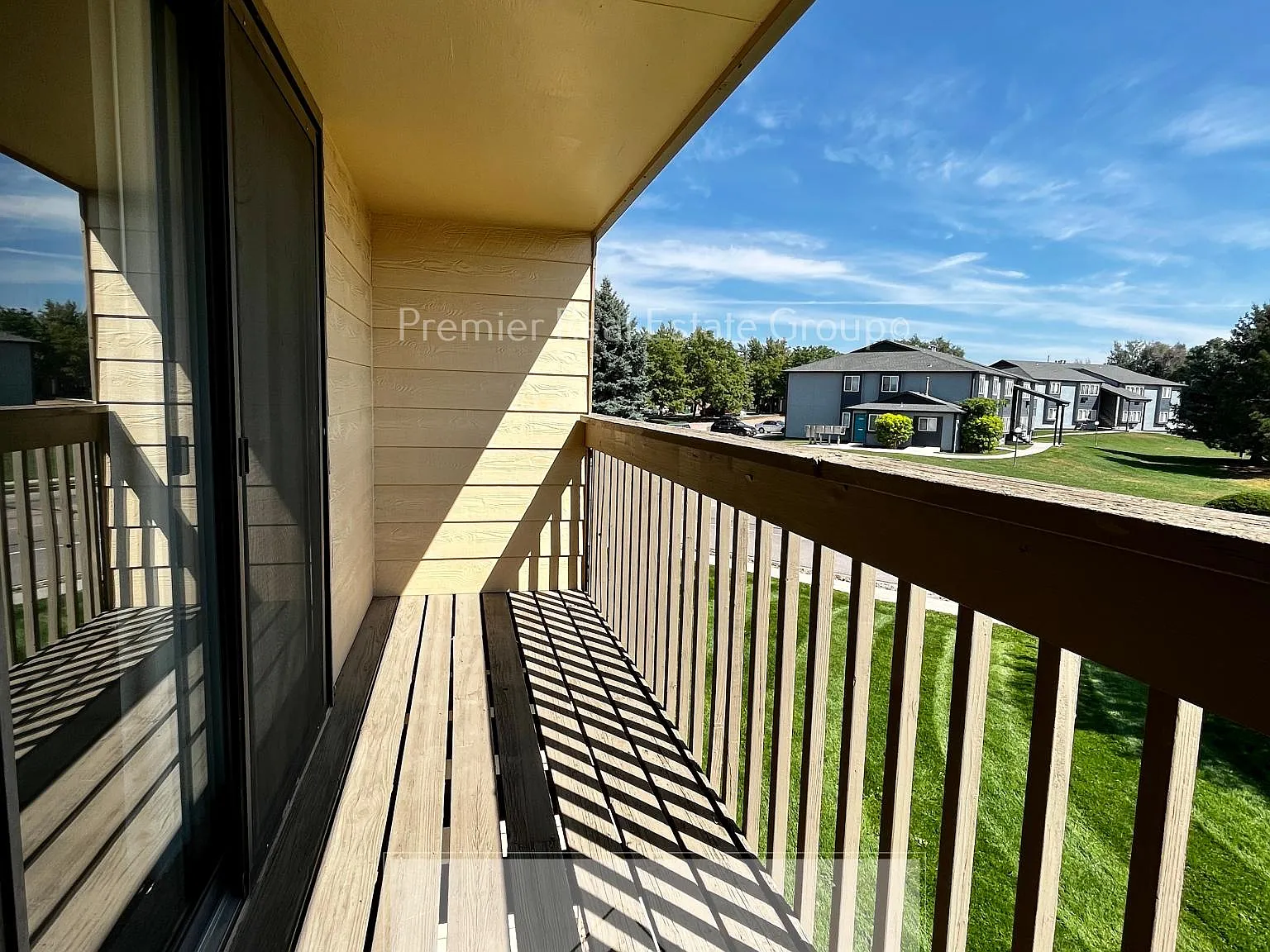 2 bed, 1.5 bath, 973 sqft, $1,300 — Photo 2