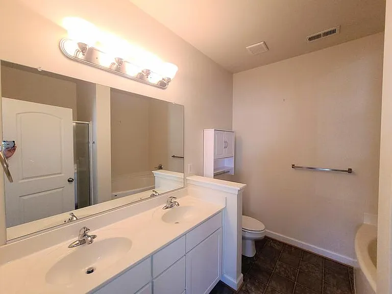 1136 Winsford Ln — Photo 9