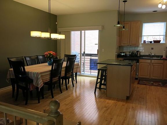 4th image of 2555 W Moffat St Unit B