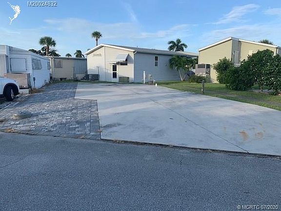 3rd image of 1383 Nettles Blvd