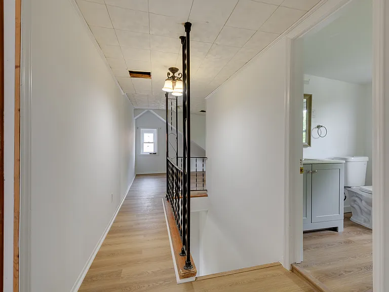 429 Manor Ave — Photo 8