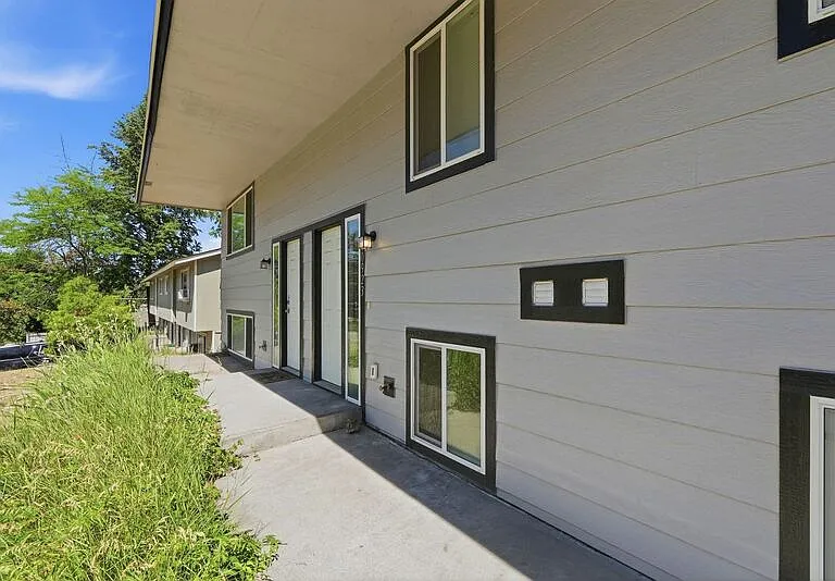 10923 E 16th Ave — Photo 3