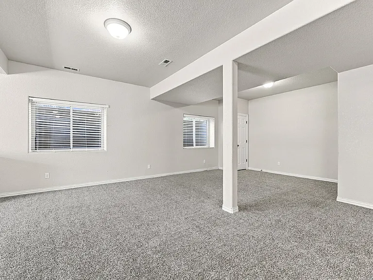 2425 Vanreen Dr — Photo 43