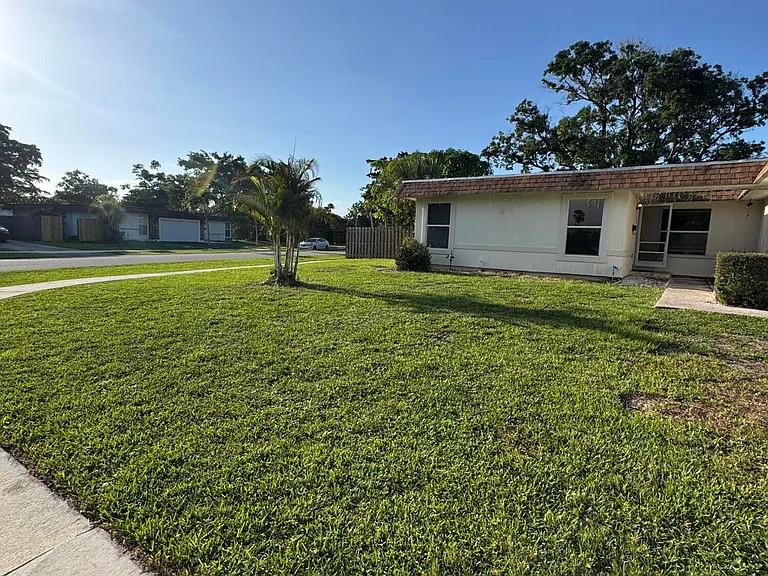 7816 NW 70th Ter — Photo 37