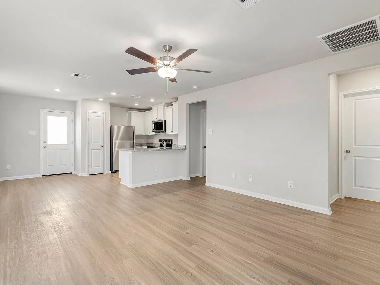 3 bed, 2.0 bath, 1076 sqft, $2,100 — Photo 4