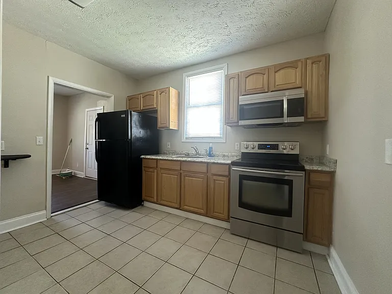 304 E 12th Ave — Photo 4