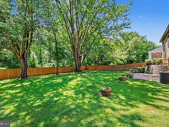 5th image of 5014 Woodford Ln