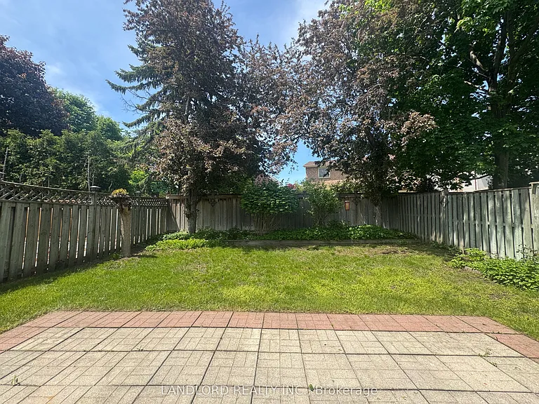 833 Laurier Ave — Photo 22