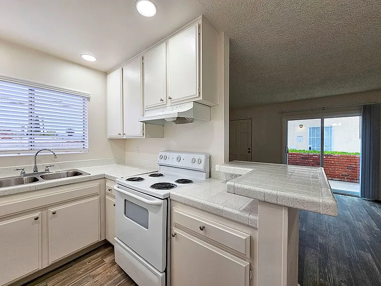 1096 N Mollison Ave — Photo 9