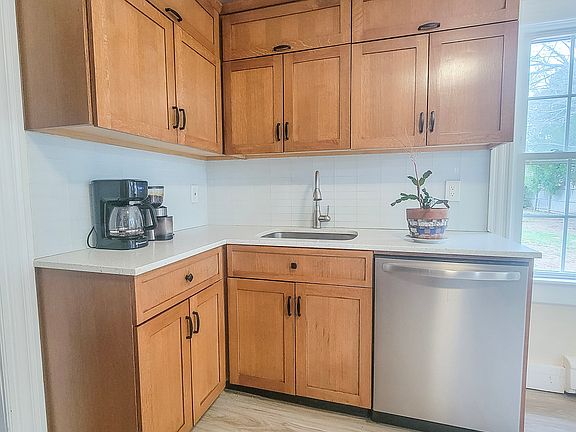 5th image of 107 Main Street