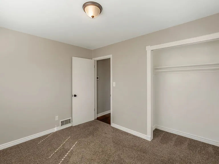 403 E Saunders St — Photo 18