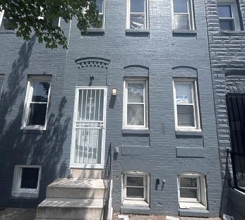 3rd image of 1535 Holbrook St