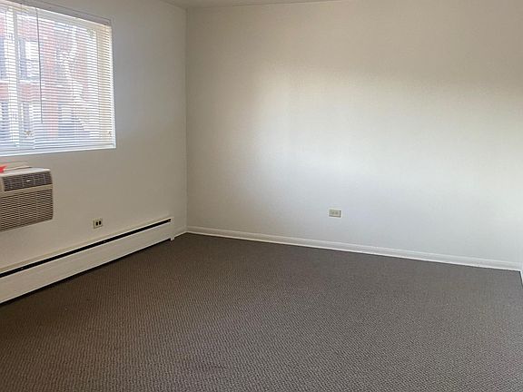 2nd image of 7609 N Greenview Ave #104