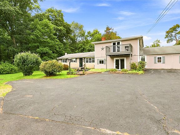 3rd image of 204 Stepping Stone Rd
